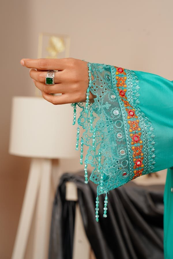 Guide d'achat pour la bague en pierre verte : style abordable et confort